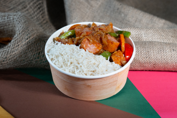 Plat Rougail saucisse avec du riz blanc et légumes.